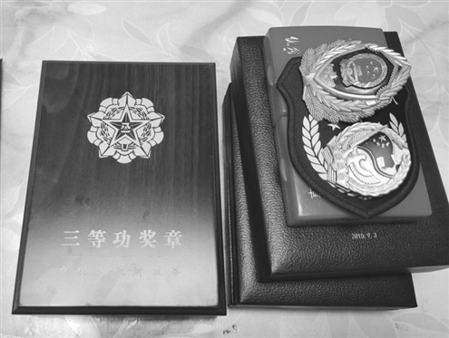 冯振生前累计参加灭火救援行动3500余次,营救遇险群众150余人,先后荣立个人三等功2次,嘉奖4次,多次获评“岗位练兵先进个人”